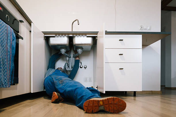 Professional Emergency Plumber technician working in Twin Lakes, VA